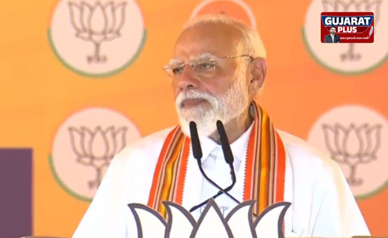 કેરલમના પલક્કડમાં PM મોદીએ કોંગ્રેસ પર આકરા પ્રહાર કર્યા. ખાડી દેશોમાં વસતા 1 કરોડ ભારતીયોની સુરક્ષા અને ખેડૂતોના મુદ્દે પીએમએ શું કહ્યું? વાંચો અહીં.