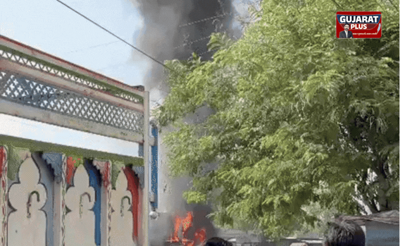 ધંધુકામાં યુવાનની હત્યા બાદ ફાટી નીકળી હિંસા: ટોળા દ્વારા દુકાનો-વાહનોમાં આગચંપી, પોલીસનો ચુસ્ત બંદોબસ્ત