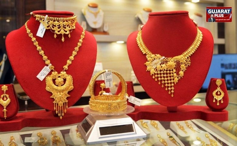 ભારતમાં સોનાની આયાતમાં (Gold Import) 70% નો ભયંકર ઘટાડો થયો છે. કસ્ટમ ડ્યુટી 6% થી વધીને 15% થતા સોનાની આયાત પર કેવી અસર પડી તે વાંચો અહીં.