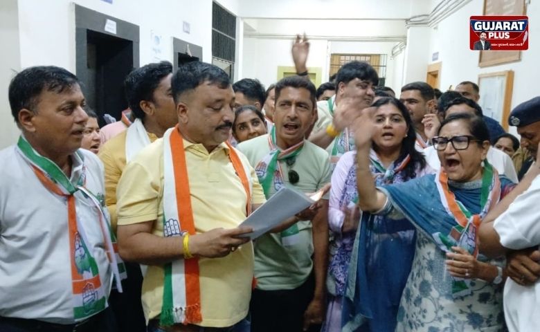જામનગર: સ્ટેન્ડિંગ કમિટીની બેઠક દરમિયાન પાલિકા કચેરી બહાર કોંગ્રેસનો હોબાળો, પ્રિ-મોન્સૂન કામગીરીમાં ભ્રષ્ટાચારના આક્ષેપ