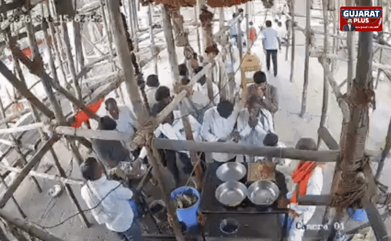 મહારાષ્ટ્રના પરભણીમાં એક મોટી દુર્ઘટના સર્જાઈ છે. યશવાડી મારૂતિ મંદિરના સભા મંડપની છત ધરાશાયી થતાં 5 લોકોના મોત થયા છે અને 30થી વધુ ભક્તો દટાયા છે. વાંચો પૂરો અહેવાલ.