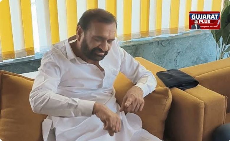 Kanpur BJP Leader Robbery: કાનપુરમાં ભાજપ OBC મોરચાના પ્રદેશ સચિવ રમેશ યાદવના ફાર્મહાઉસમાં બે નકાબપોશ લૂંટારુ ત્રાટક્યા. 37 મિનિટમાં ₹34 લાખની લૂંટ ચલાવી ફરાર.